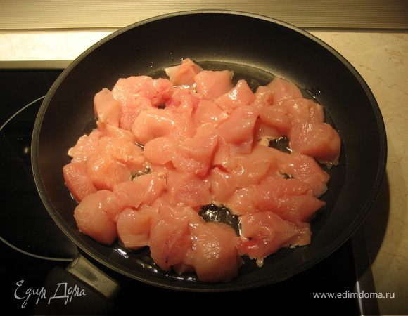 Нарезаем грудку на средние кусочки и выкладываем на разогретую с небольшим количеством растительного масла сковороду. Накрываем крышкой, тушим 15 мин. Солим, тушим еще 5 мин.