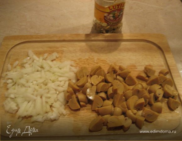 Пока тушится курица:
Сливаем маринад из банки с шампиньонами, оставляя в ней все специи. Шампиньоны режем на 4 части, если маленькие можно целиком, нарезаем мелко лук.