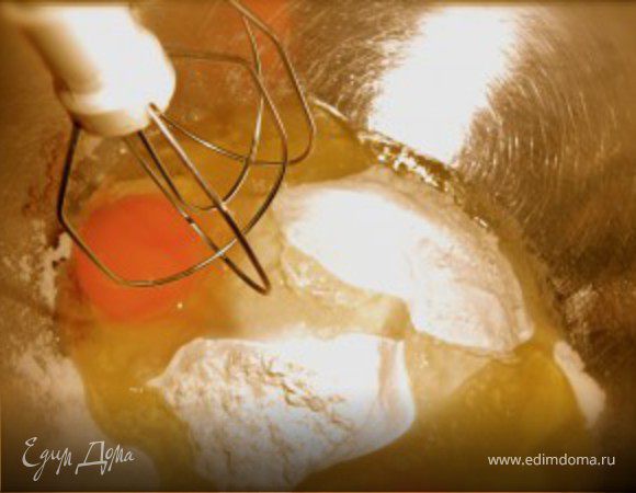 Смешать масло соль и муку до однородных крошек
Добавить воду и желток
Смешать в однородное тесто. В пищевой пленке отправить в холод на пол часа
