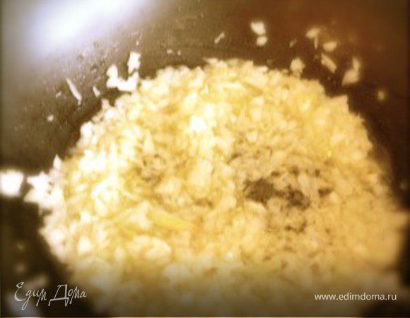 На сковороде разогреть масло ,обжарить лук и лук- порей.Добавить соль перец и мускатный орех.Обжарить 10-15 мин на среднем огне. Процедить смесь с луком от лишнего масла. Оставить в стороне.