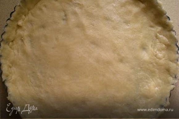 Тесто раскатать толщиной 3 см выложить в форму для выпекания.В нескольких местах проколоть тесто вилкой. Поставить в морозилку на 30-60 мин