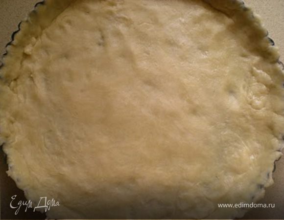 Тесто раскатать толщиной 3 см выложить в форму для выпекания.В нескольких местах проколоть тесто вилкой. Поставить в морозилку на 30-60 мин
