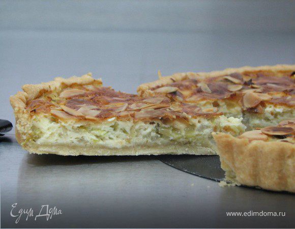 На тесто выложить равномерно луковую массу.Сверху распределить натертый пармезан.И затем залить яично- сливочным соусом.Сверху посыпать миндальными стружками.Выпекать минут 40 ( до золотистого цвета)