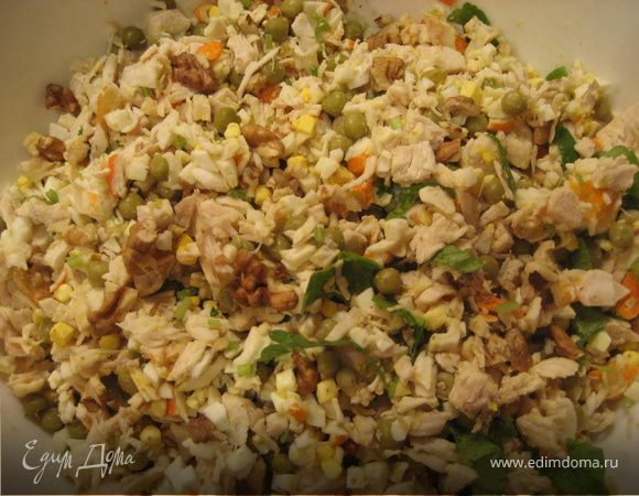 Отварить яйца, грудку. Остудить. Грудку, крабовое мясо, яйца, петрушку нарезать, грецкие орехи поломать, посолить, все перемешать, добавить майонез.