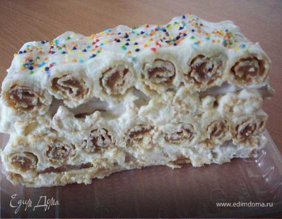 Вафлям даем остыть.

Готовим крем взбивая сметану с сахаром.

Обмакиваем трубочки в креме и складываем поленницей