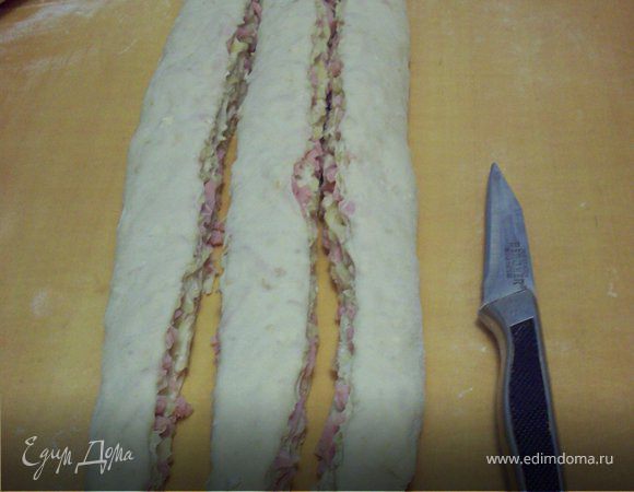 Слегка приплюснув рулет. разрезаем с одного края не до конца на три части