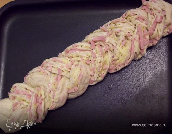 "Заплетаем" косу, и кладем ее на смазанный противень