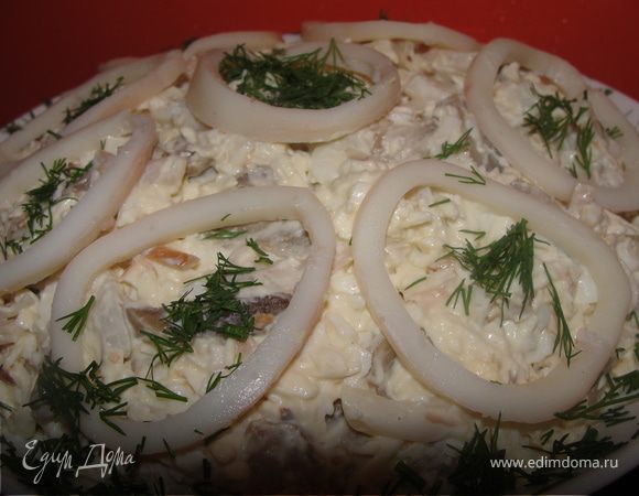 Кальмары остудить,нарезать соломкой. Яйца и сыр натереть на крупной терке. Добавить грибы . Все смешать, немного заправить майонезом.