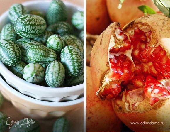 В миске  соединить все ингредиенты : помидоры, огурцы с зернами граната и листья салата. В середину выложить творог. Полить оливковым маслом и солью смешанную с пряным миксом.