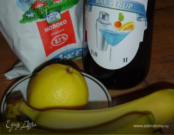 1. Очистить банан, нарезать небольшими кусочками и поместить в блендер.