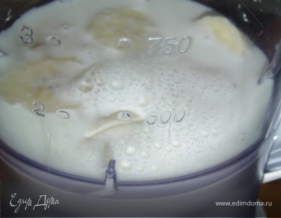 2. К банану добавить молоко и взбить с помощью блендера.