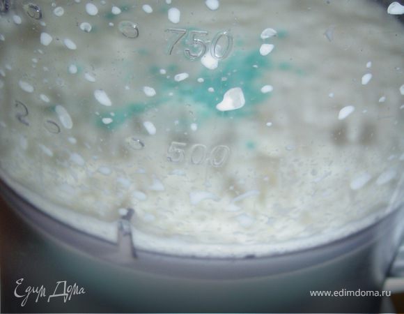 3. К молочно-банановой массе добавить сок лимона и сироп "Кюрасао" и хорошенько взбить.