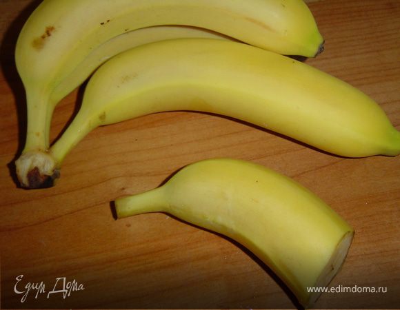 4. Украсить бананом, у которого расщепить плодоножку на две части, вставив в "рот" ягодку и смастерив плавник из листика ананаса.