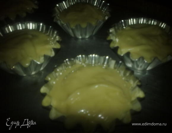 С лимона натереть кожуру - 1-2 чайной ложки 
Взбить яйца с сахаром.
Добавить масло, лимонный сок и натертую цедру, постоянно взбивая на средних оборотах 
Смешать муку, разрыхлитель и ванильный сахар. 
яичную смесь добавить в муку, перемешать. 
Добавить сметану и перемешать, разложить по формам. 
