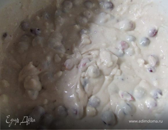 Творог, клюкву, сахар, сметану и яйца перемешать, добавить ванилин.