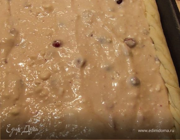 Тесто раскатать и выложить на дно формы. Выливаем начинку и загибаем края теста.