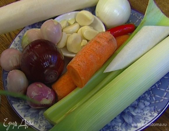 Лук и чеснок почистить, помидор и сельдерей разрезать пополам.