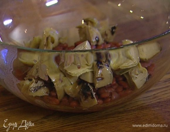 Артишоки разрезать на четыре части, соединить с фасолью.