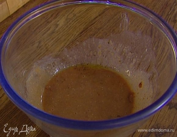 Приготовить заправку: к 1/4 стакана бульона, в котором варилась фасоль, добавить горчицу, растительное масло, немного соли и смеси перца, влить вино и перемешать. 