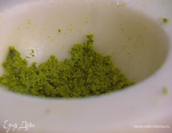 Фисташки растереть в ступке практически в пудру и перемешать с лимонной цедрой. 