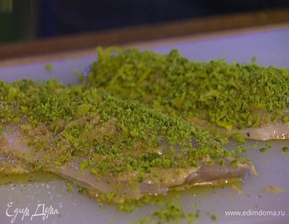 Рыбу посолить, поперчить, слегка сбрызнуть оливковым маслом, обмазать со всех сторон горчицей и посыпать фисташками.