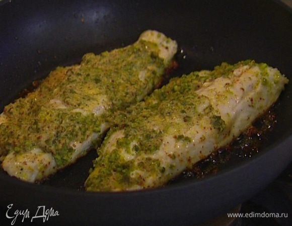 Разогреть в сковороде, которую можно ставить в духовку, оставшееся оливковое масло, выложить рыбу и немного подержать на огне, а затем, не переворачивая, отправить на 10 минут в разогретую духовку.