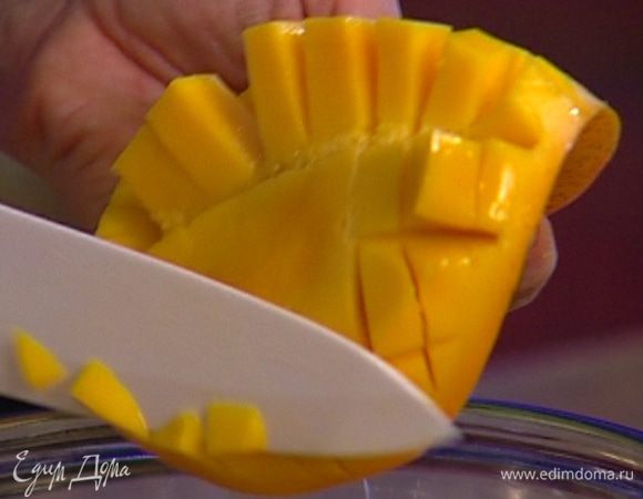 Огурец, манго и папайю очистить от кожицы и порезать небольшими кубиками. 