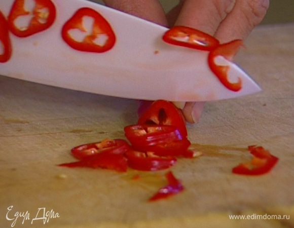 Перец чили, не вынимая семян, измельчить. 