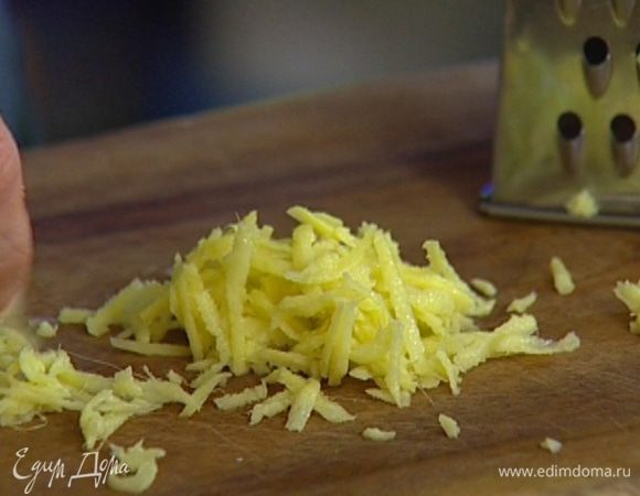 Имбирь почистить и натереть на мелкой терке — должна получиться 1 ч. ложка.