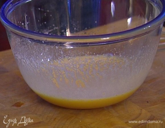 Приготовить тесто: яйца взбить миксером вместе с сахаром и оливковым маслом, влить ванильный экстракт и продолжать взбивать, пока масса не посветлеет и не увеличится в объеме в два раза.