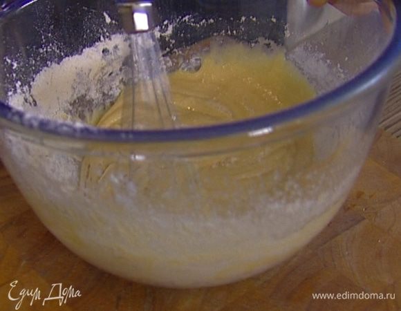 В яичную массу добавить половину муки, соль, разрыхлитель и перемешать все миксером на небольшой скорости.