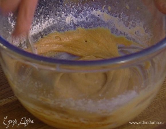 Всыпать корицу, еще немного муки и вымешать тесто — оно не должно получиться очень крутым.