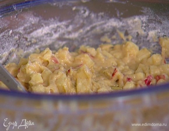 Яблоки нарезать небольшими кубиками и выложить в тесто, вымешать, добавить оставшуюся муку и еще раз перемешать.