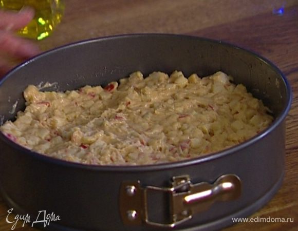 Форму для выпечки смазать растительным маслом и равномерно выложить в нее тесто. Выпекать в разогретой духовке 35–40 минут, готовность проверить спичкой.