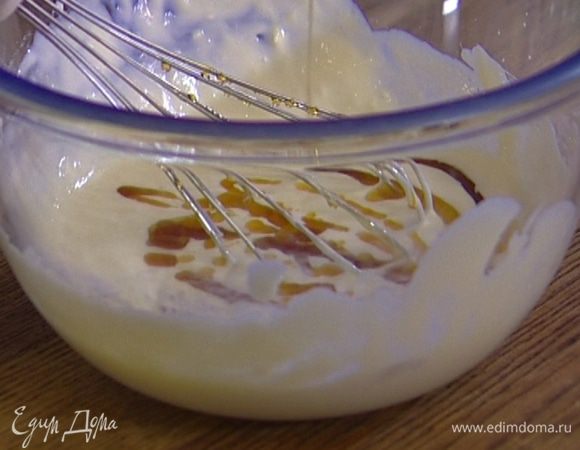 Приготовить крем: соединить сахарную пудру со сметаной и половиной сливочного сыра, перемешать ложкой, затем взбить венчиком. Добавить оставшийся сыр, влить кленовый сироп и продолжать взбивать, чтобы не осталось комков.