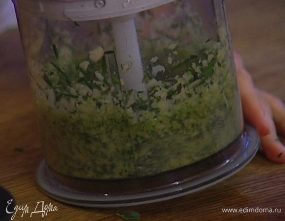 Добавить смесь перца, щепотку соли, оливковое масло и все еще раз взбить. 