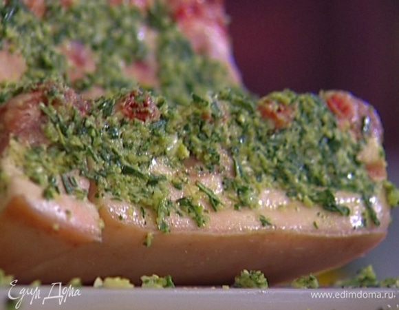 Мясо вымыть, просушить салфеткой и со всех сторон натереть пряной смесью.