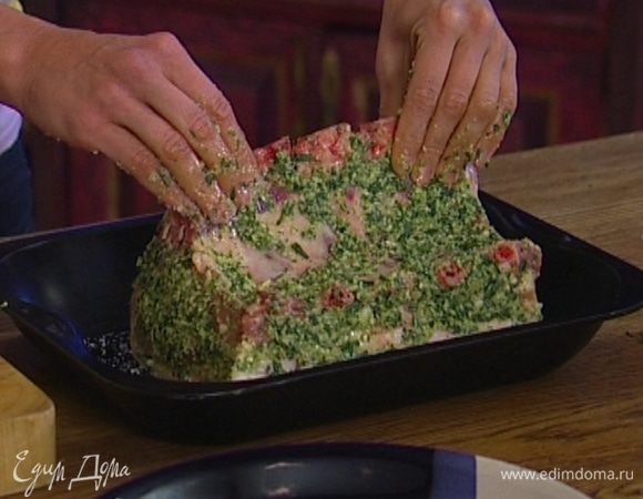 В глубокий противень насыпать морскую соль, уложить на нее мясо кожей вниз и отправить в разогретую духовку.