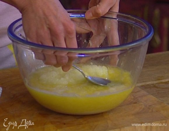 Картофель и лук почистить и натереть на самой мелкой терке, затем убрать ложкой лишнюю жидкость с поверхности картофельной массы.