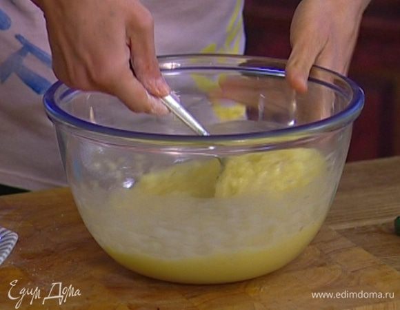 Влить молоко, посолить, поперчить, всыпать муку и перемешать. 