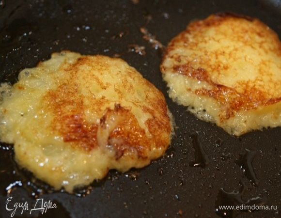 Разогреть в сковороде оливковое масло, ложкой выкладывать картофельную массу и обжаривать с двух сторон, а затем перекладывать на тарелку с бумажным полотенцем, чтобы убрать излишки жира. 
Подавать со сметаной. 