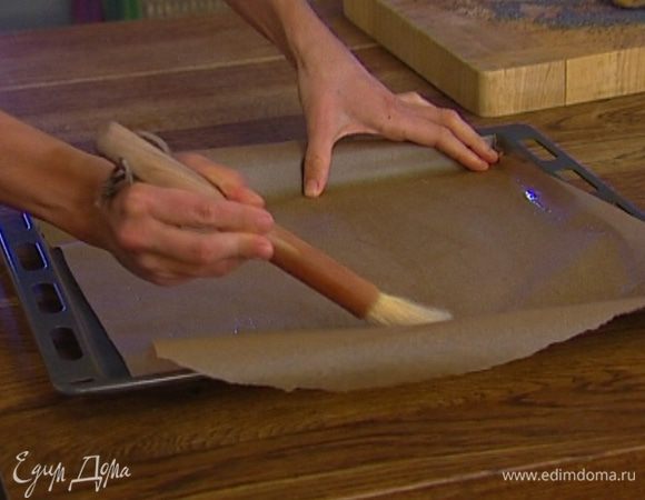 Противень застелить бумагой для выпечки, смазать ее растительным маслом.