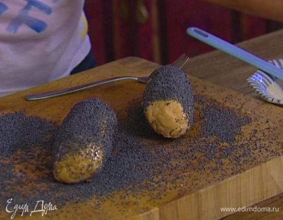 Вынуть тесто из пленки, промазать со всех сторон яйцом и обвалять в маке. Если есть время, можно подержать в холодильнике еще 30 минут. 