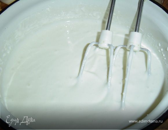 Пока застывает основа торта, готовим крем. Для этого взбиваем творог с сахаром и сметаной в однородную массу.