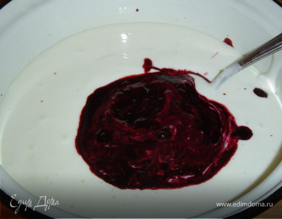 Чернику перемалываем в блендере. Творожную массу делим на две части, одна часть на четверть менее другой. В меньшую часть добавляем черничную массу и перемешиваем.