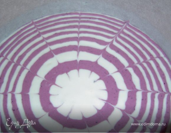 Затем палочкой проводим по торту через равное расстояние, чтобы придать торту оригинальный вид.