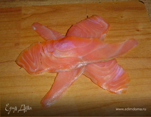 Нарезаем рыбу тонкими пластинами(или берем готовую нарезку), выкладываем друг на друга три пластинки.
