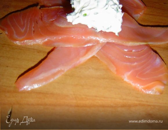 В центр помещаем творожный сыр с чесноком и собираем концы рыбных пластинок в кулечек(рыба очень хорошо прилипает к сыру).
