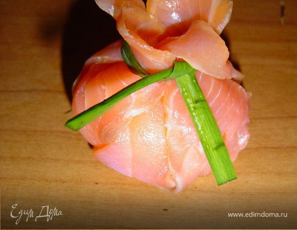 Берем листик чеснока и завязываем наш "мешочек", а длинные концы листьев обрезаем. 