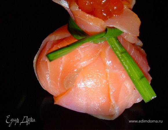 Расправляем концы рыбы и кладем в середину красную икру. Процесс завершен!